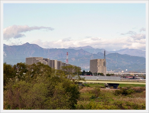 実家方面の山並みにズームイン